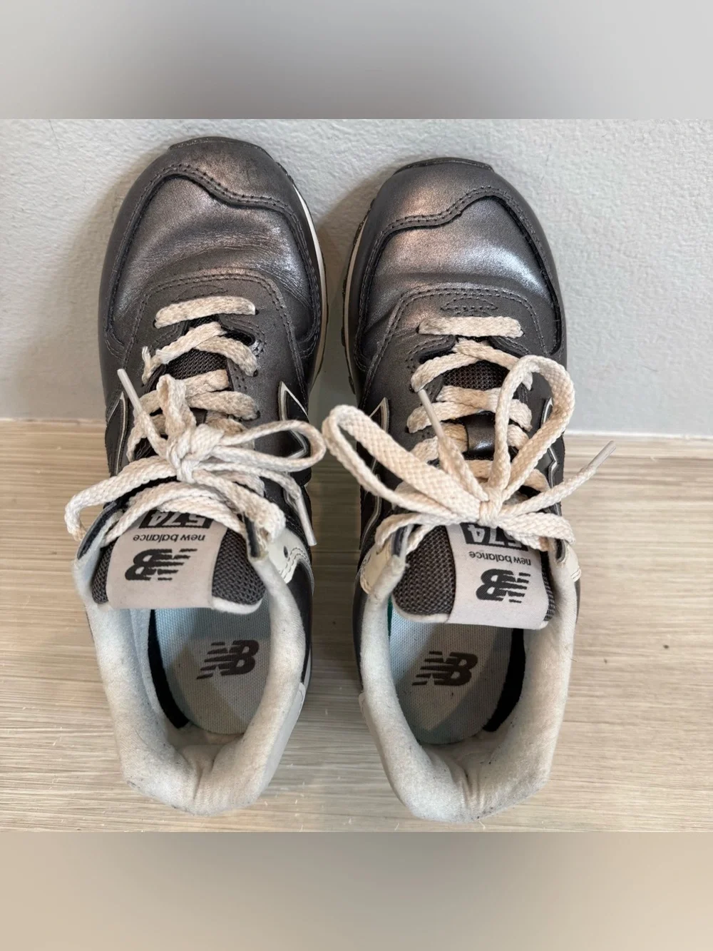 New Balance women’s Metallic Gray and Cream Low-Top Sneakers size 7